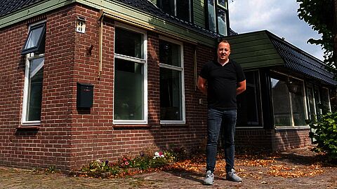 Renze staat voor zijn huis.